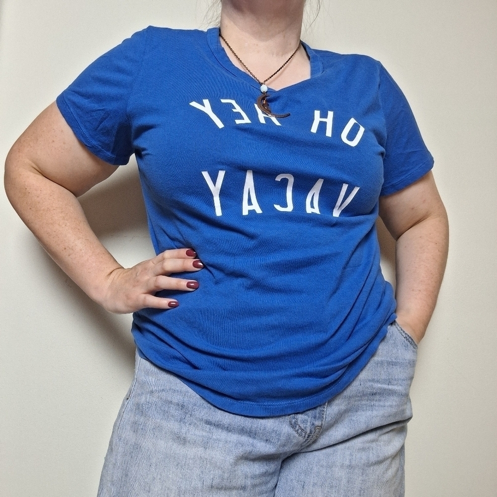 Old Navy Blue and White Oh Hey Vacay Cotton Crew Neck Graphic Tee Size Medium